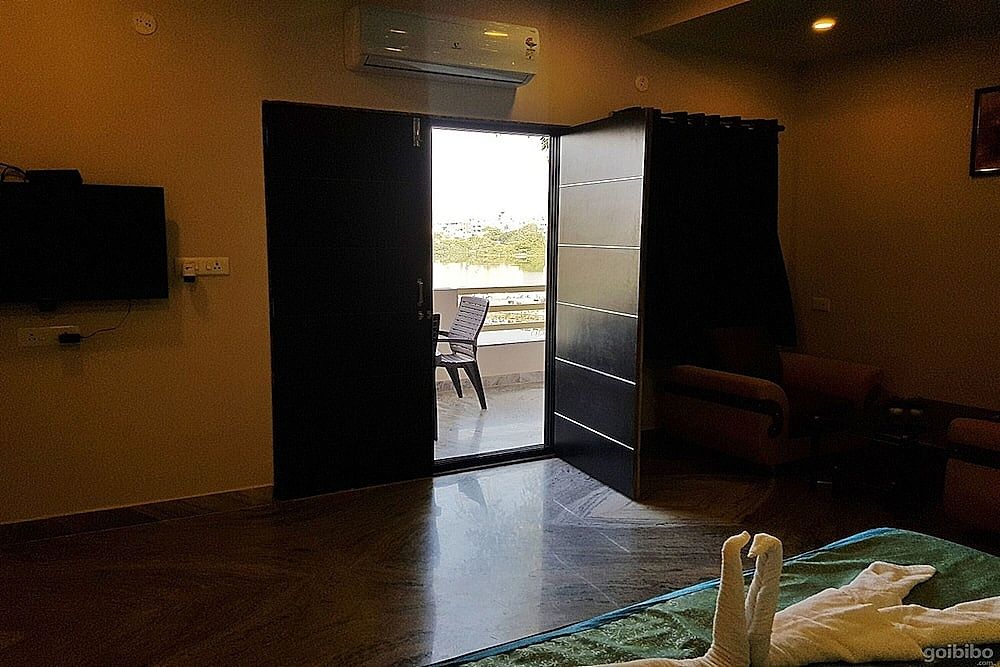 Kanhaiya Home Stay Deluxe Room, Lake View 9