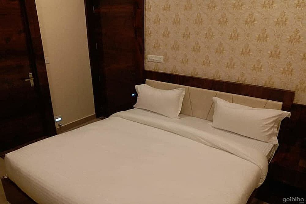 Ganga Darshan Executive Double Room 6