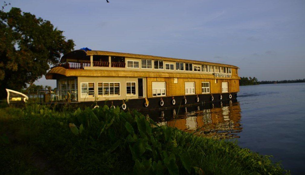 undefined Premium Luxury Houseboat 7