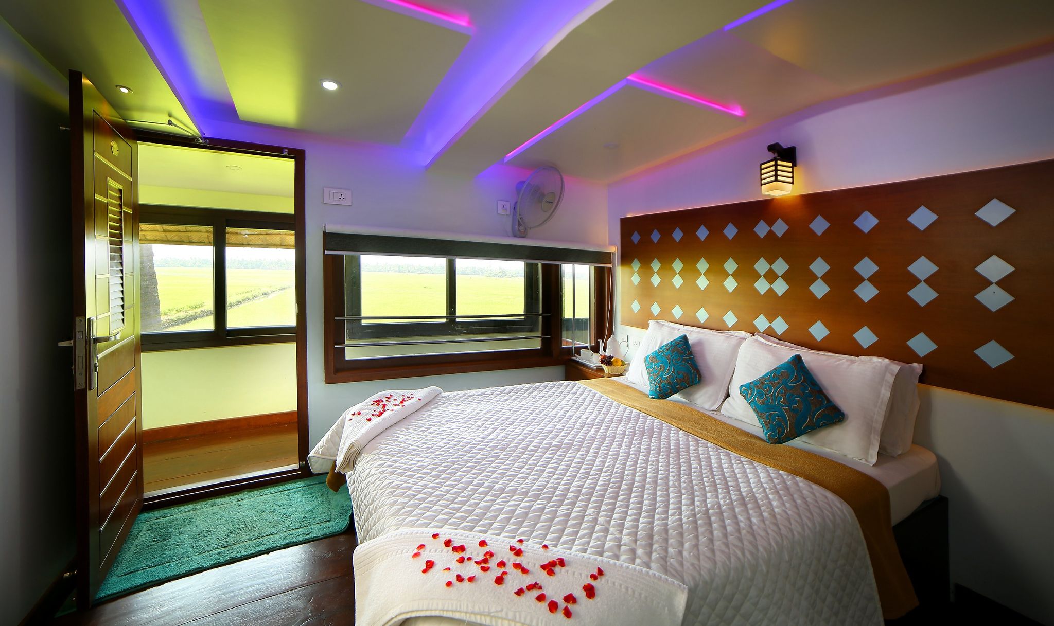 undefined Premium Luxury Houseboat 10