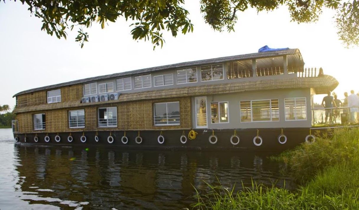 undefined Premium Luxury Houseboat 6