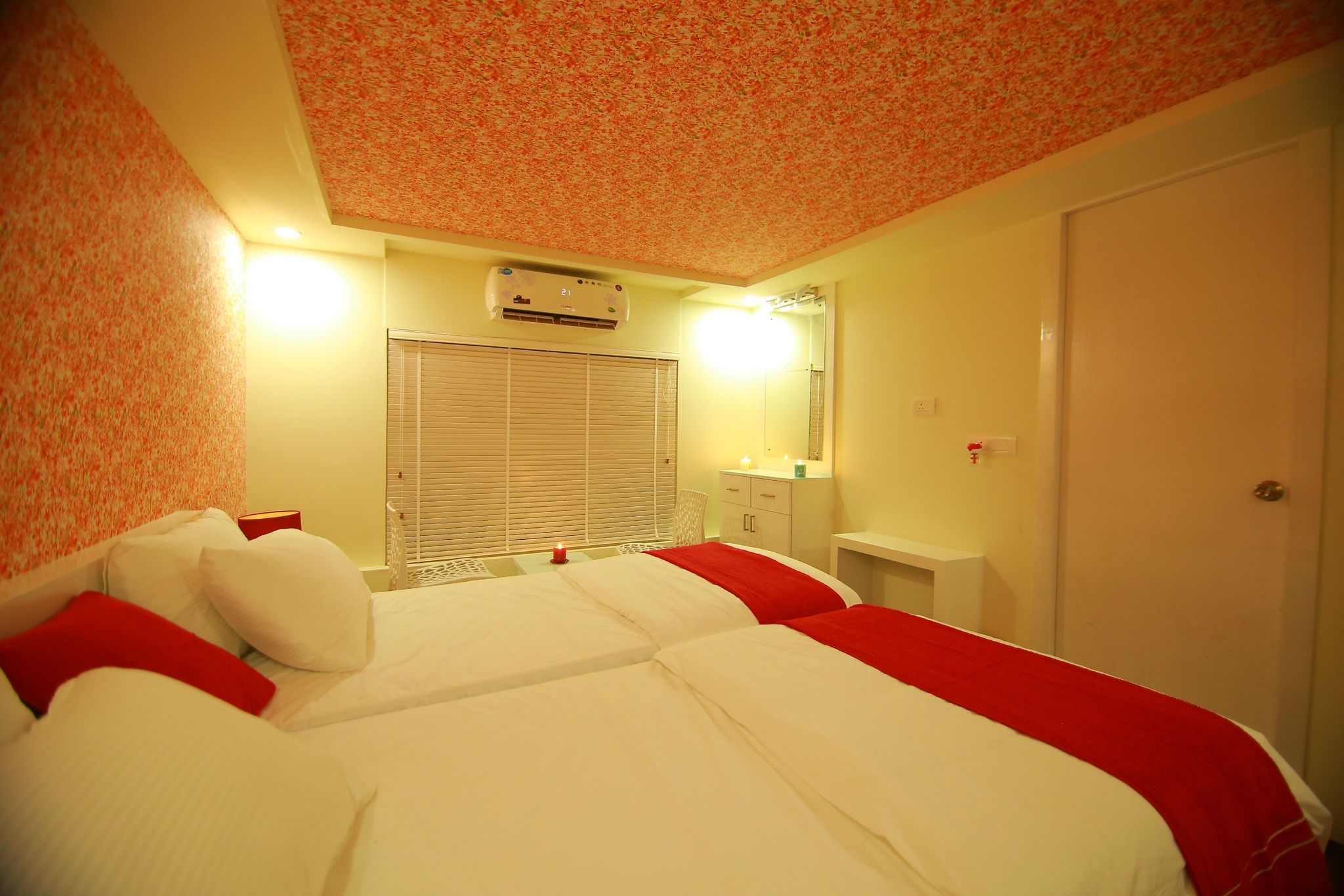 Premium Luxury Houseboat Superior Room 2