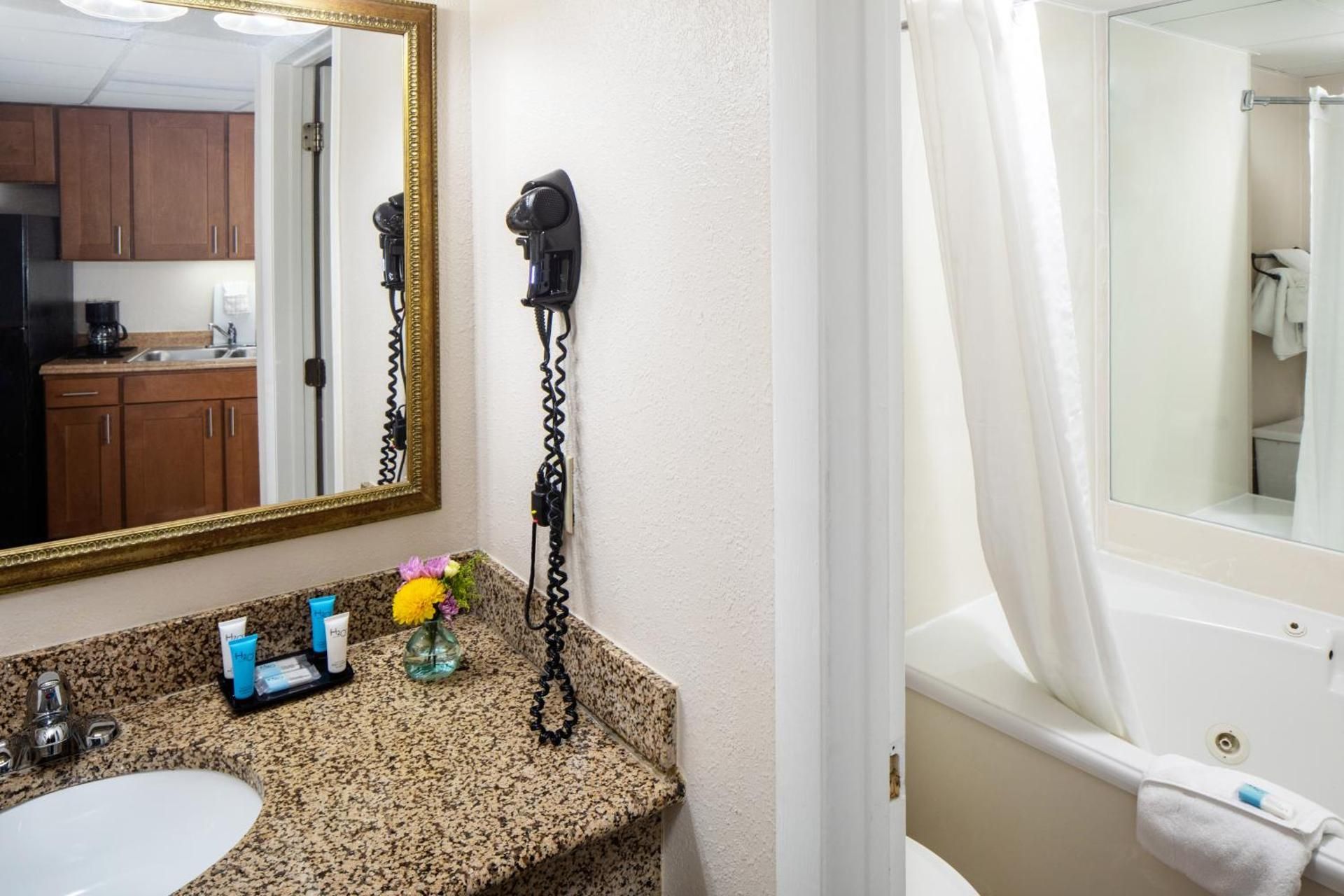 Tower Oceanview Whirl Pool King Suite - 1 King with 1 Double Wall Bed