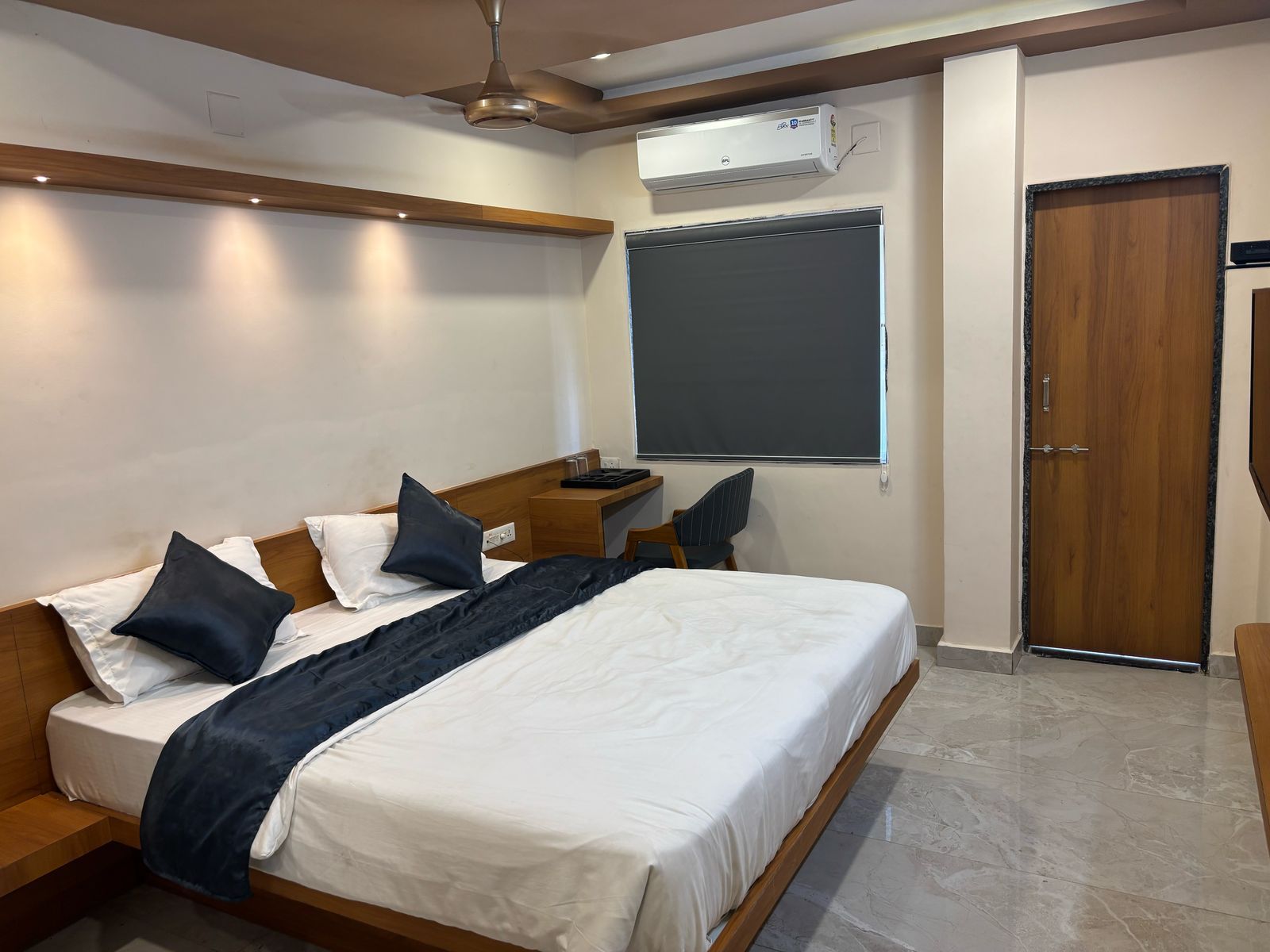 Hotel Shree Gurukrupa Deluxe Double Bed AC Room 3