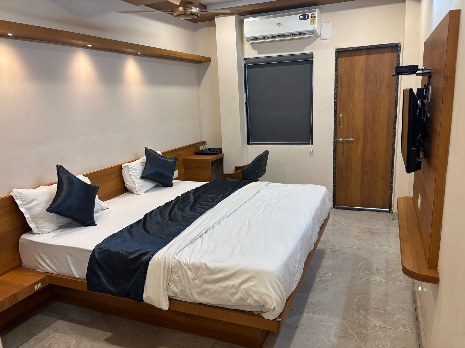 Hotel Shree Gurukrupa Deluxe Double Bed AC Room