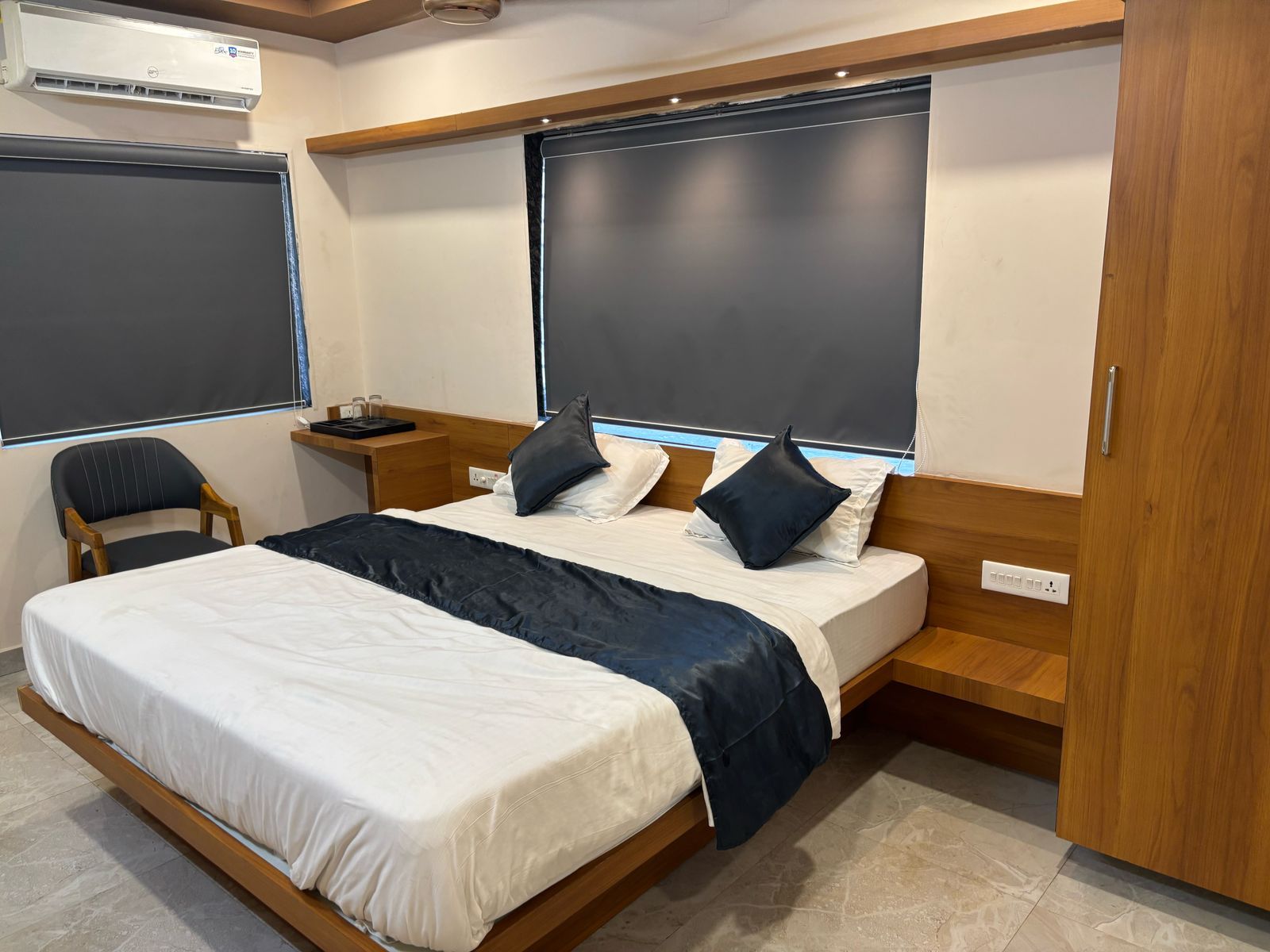 Hotel Shree Gurukrupa Deluxe Double Bed AC Room 2