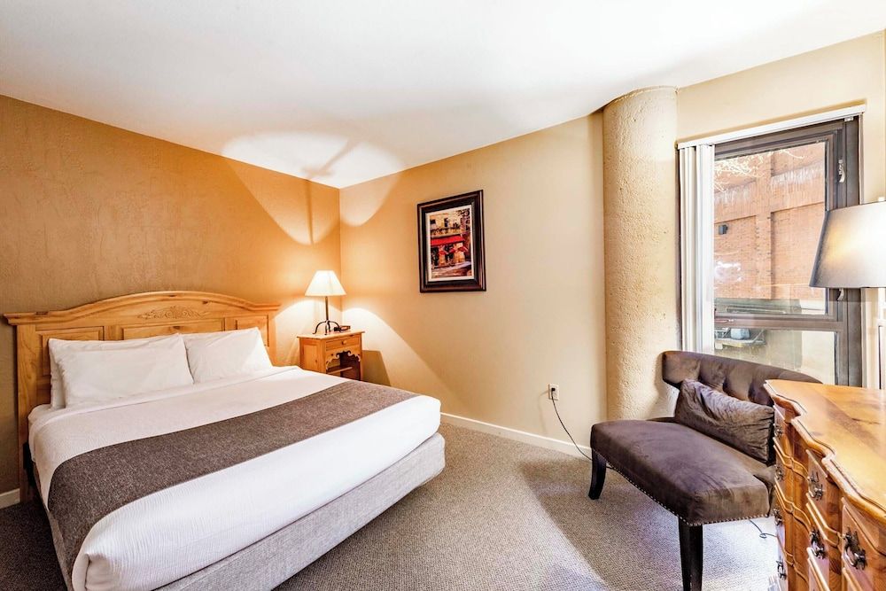 2 Bedroom Condominium with Spa 406