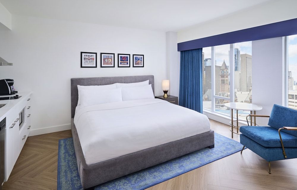 Pantages Hotel Downtown Toronto Deluxe Room, 1 King Bed 3