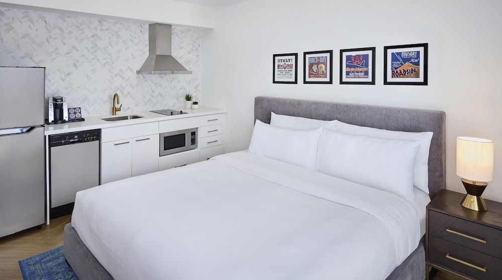Pantages Hotel Downtown Toronto Deluxe Room, 1 King Bed 4