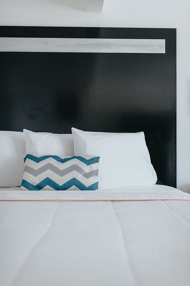 Sea Air Inn & Suites - Downtown - Restaurant Row Deluxe Two Queen Bed Room - Upstairs, Non-Smoking, No Pets 3