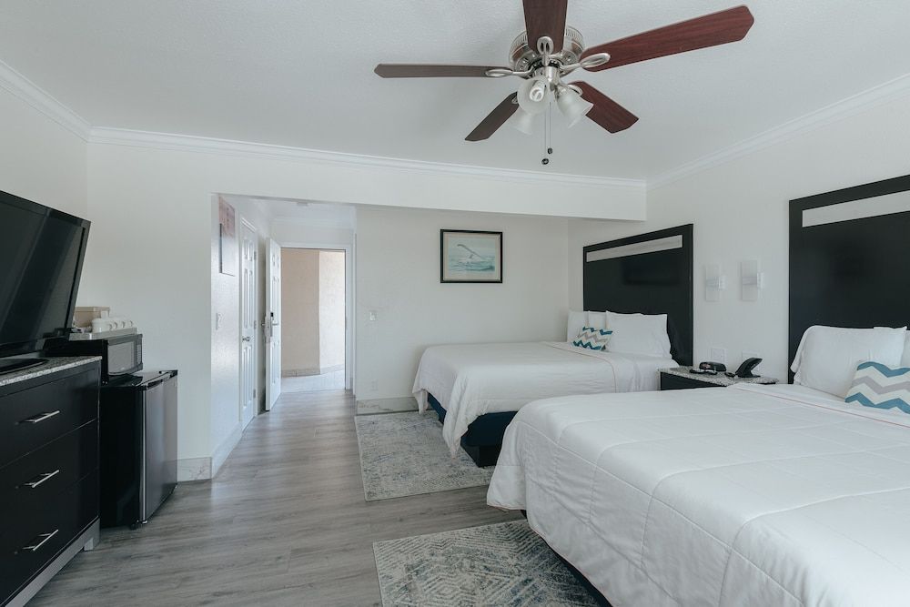 Sea Air Inn & Suites - Downtown - Restaurant Row Deluxe Two Queen Bed Room - Upstairs, Non-Smoking, No Pets 2