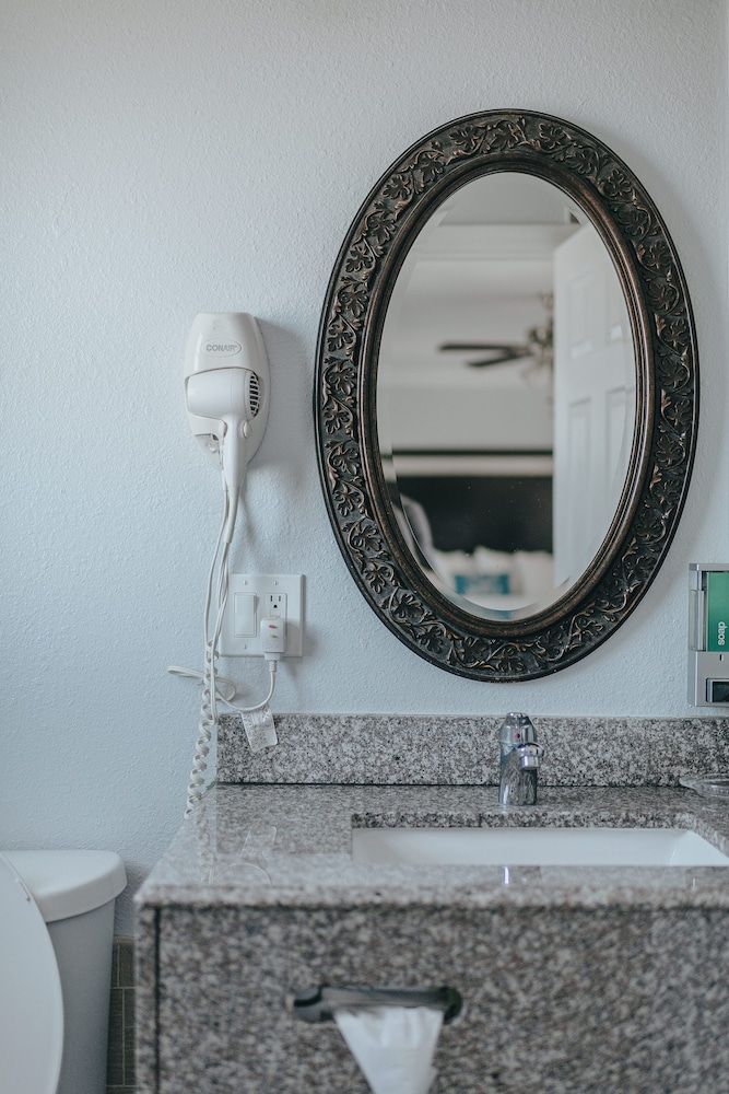 Sea Air Inn & Suites - Downtown - Restaurant Row Deluxe Junior King Suite - Downstairs, Non-Smoking, No Pets 5