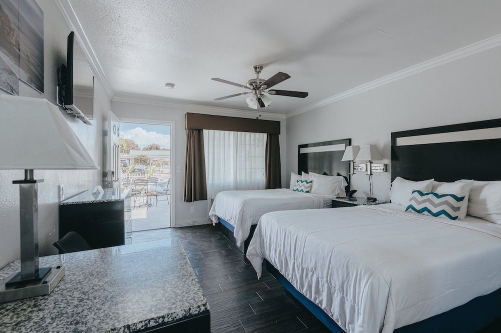 Sea Air Inn & Suites - Downtown - Restaurant Row Deluxe Two Double Bed Room - Downstairs, Non-Smoking, No Pets 2