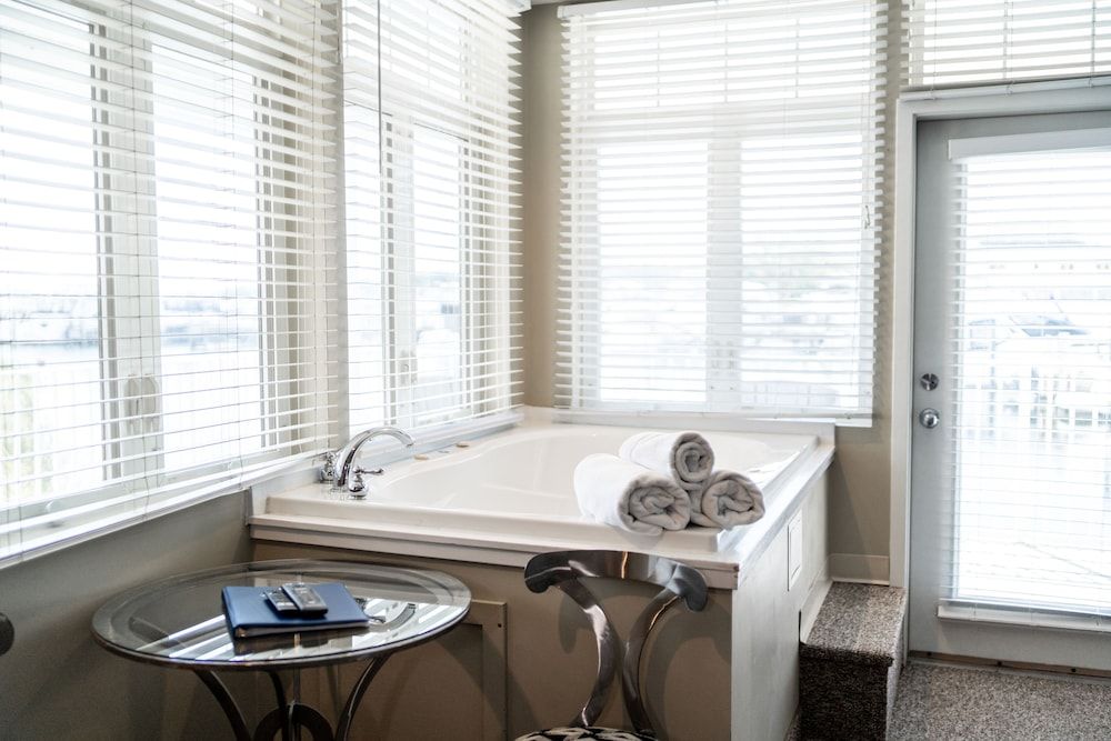 The Weathervane Inn Premium Room, 1 Queen Bed with Sofa bed, Lake View, Corner 4