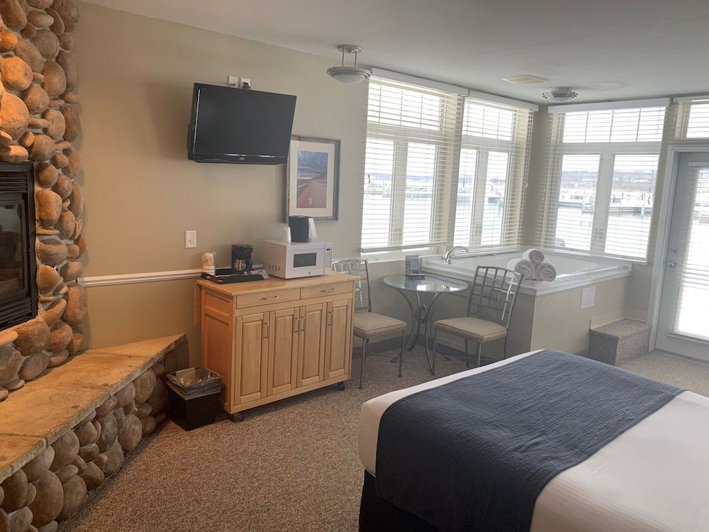 The Weathervane Inn Premium Room, 1 Queen Bed with Sofa bed, Lake View, Corner 2