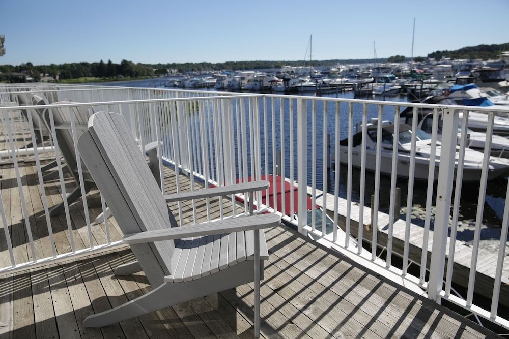 The Weathervane Inn Deluxe Room, 1 King Bed with Sofa bed, Kitchen, Lake View 7