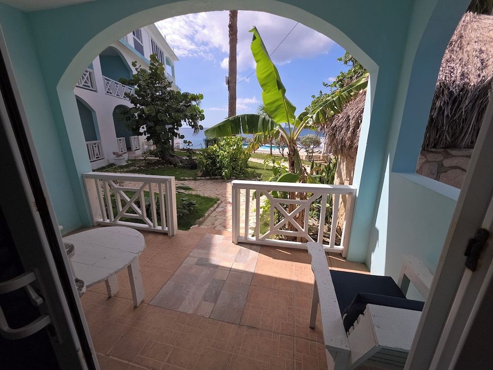 Home Sweet Home Resort Seaview Deluxe (Double): Room 1 7