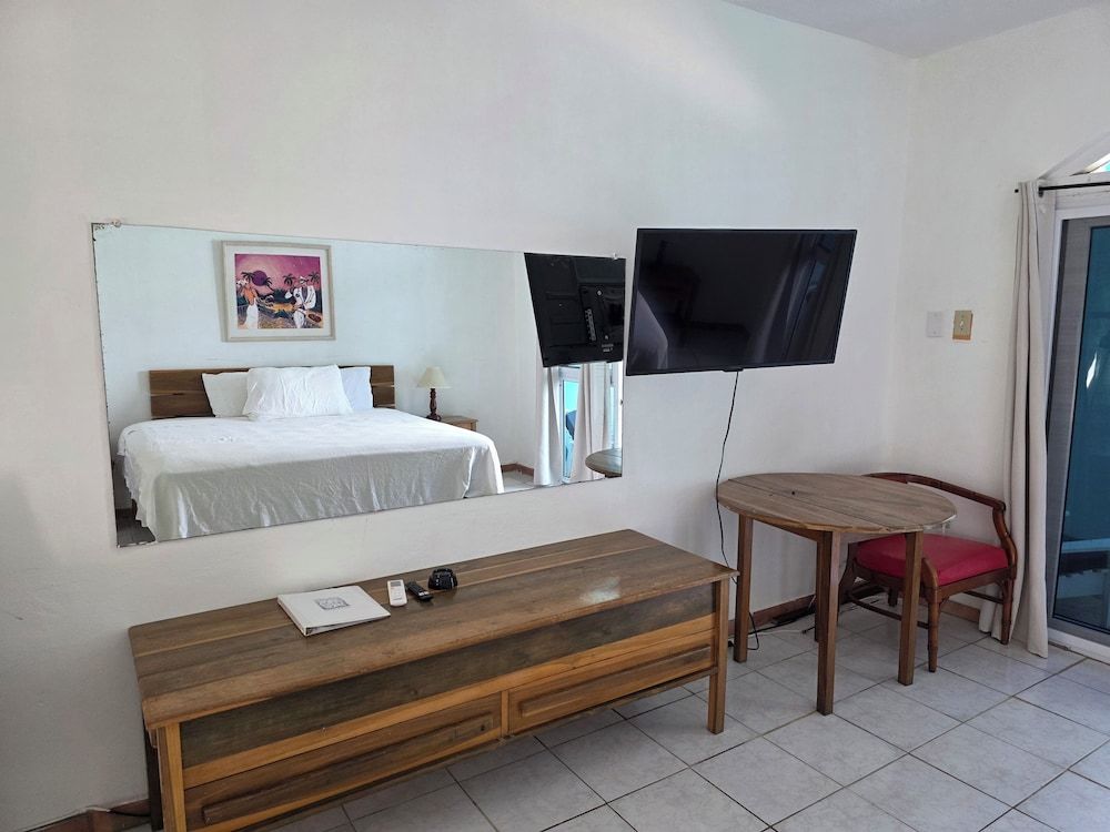Home Sweet Home Resort Seaview Deluxe (King): Room 5 3