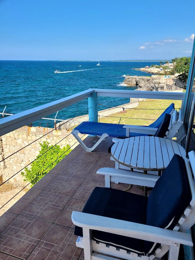 Home Sweet Home Resort Cliffedge Suite - Upper Level: Room 16 9