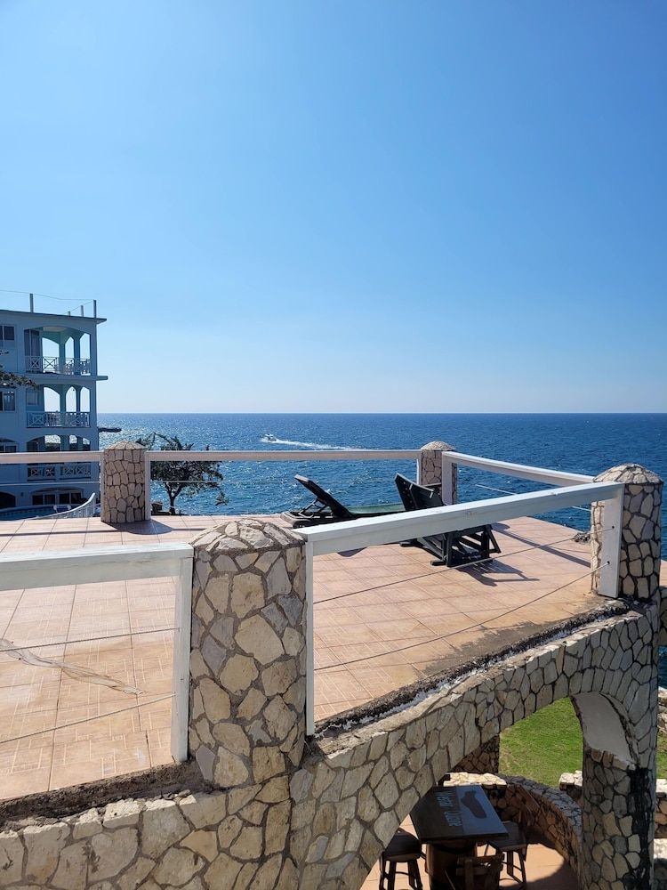 Home Sweet Home Resort Cliffedge Suite - Upper Level: Room 16 11