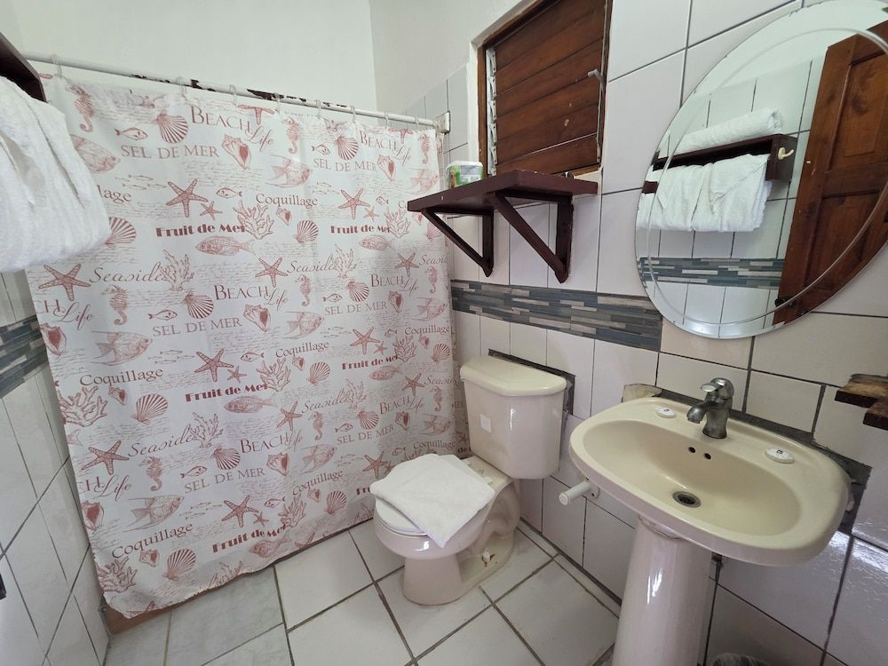 Home Sweet Home Resort Seaview Deluxe (King): Room 5 6