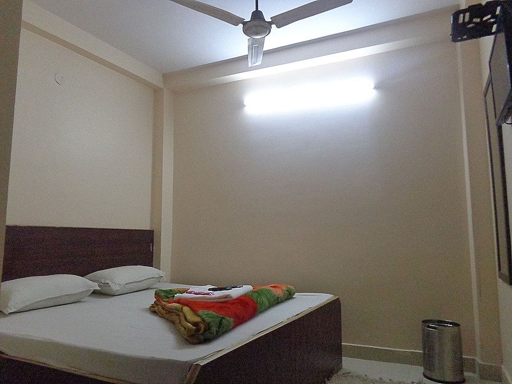 Sri Sai Inn Comfort Room-Non AC 4