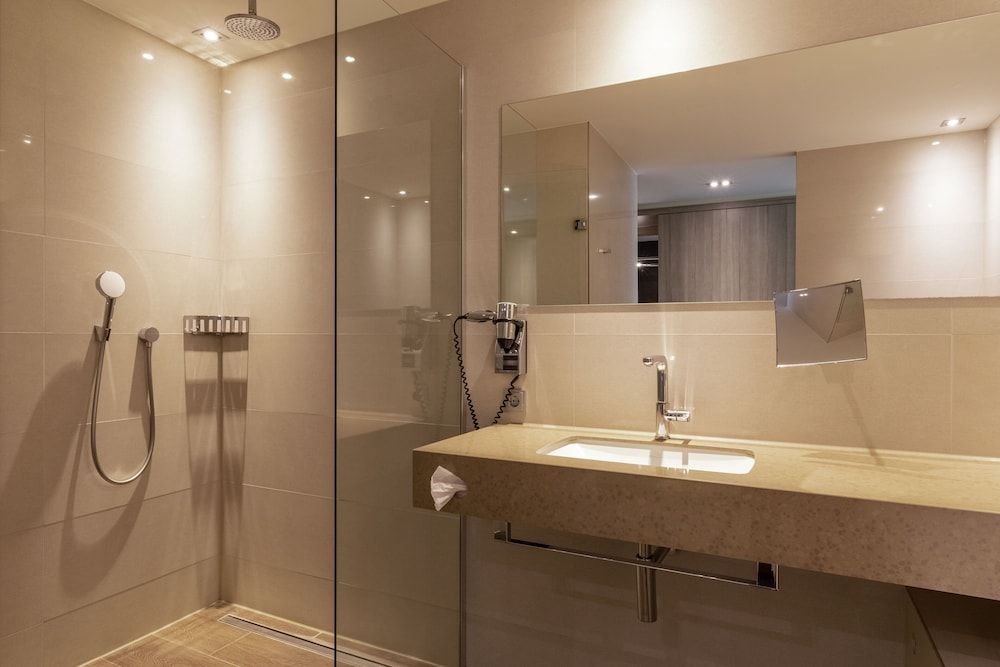 Van der Valk Hotel Heerlen Superior Twin Room, Multiple Beds 5