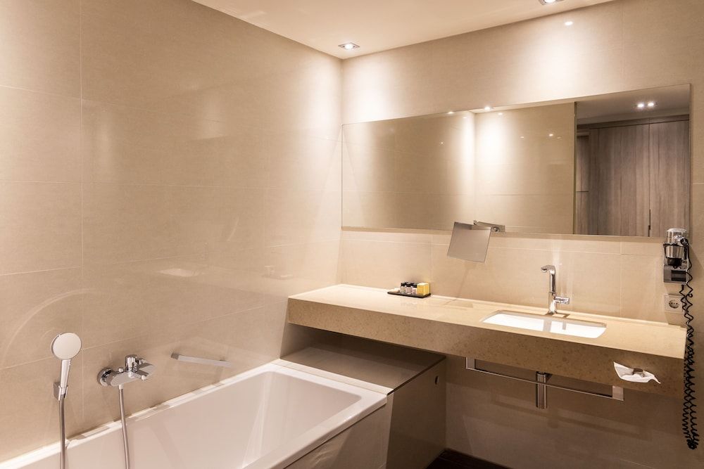 Van der Valk Hotel Heerlen Superior Twin Room, Multiple Beds 6