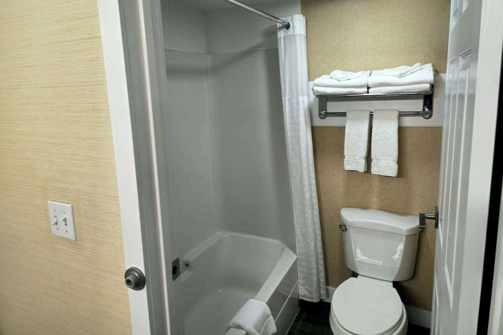 undefined Rodeway Inn & Suites 9