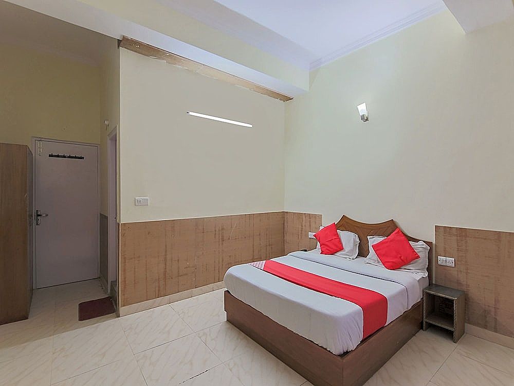 OYO 23584 Ivy Resort Single Room, 1 Queen Bed