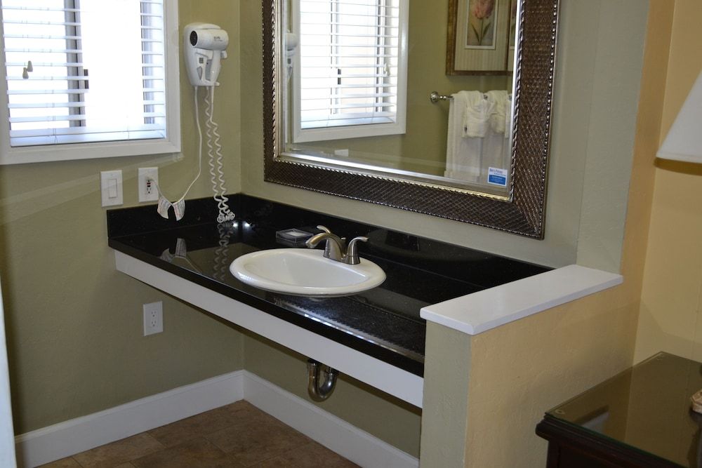 Monterey Peninsula Inn Standard Room, 1 Queen Bed 4