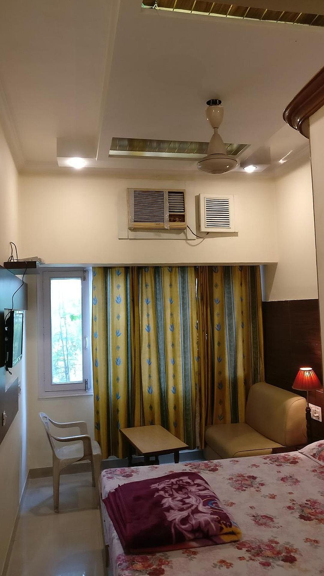 Hotel Samrat Deluxe Room 4