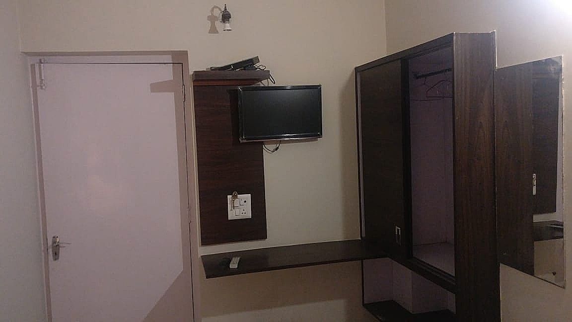 Hotel Samrat Deluxe Room 5