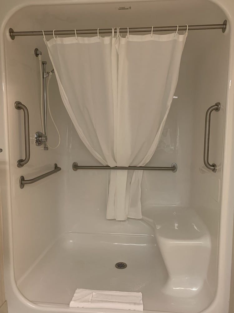 Woodlands Inn & Suites Basic Single Room, 1 Queen Bed, Accessible 4