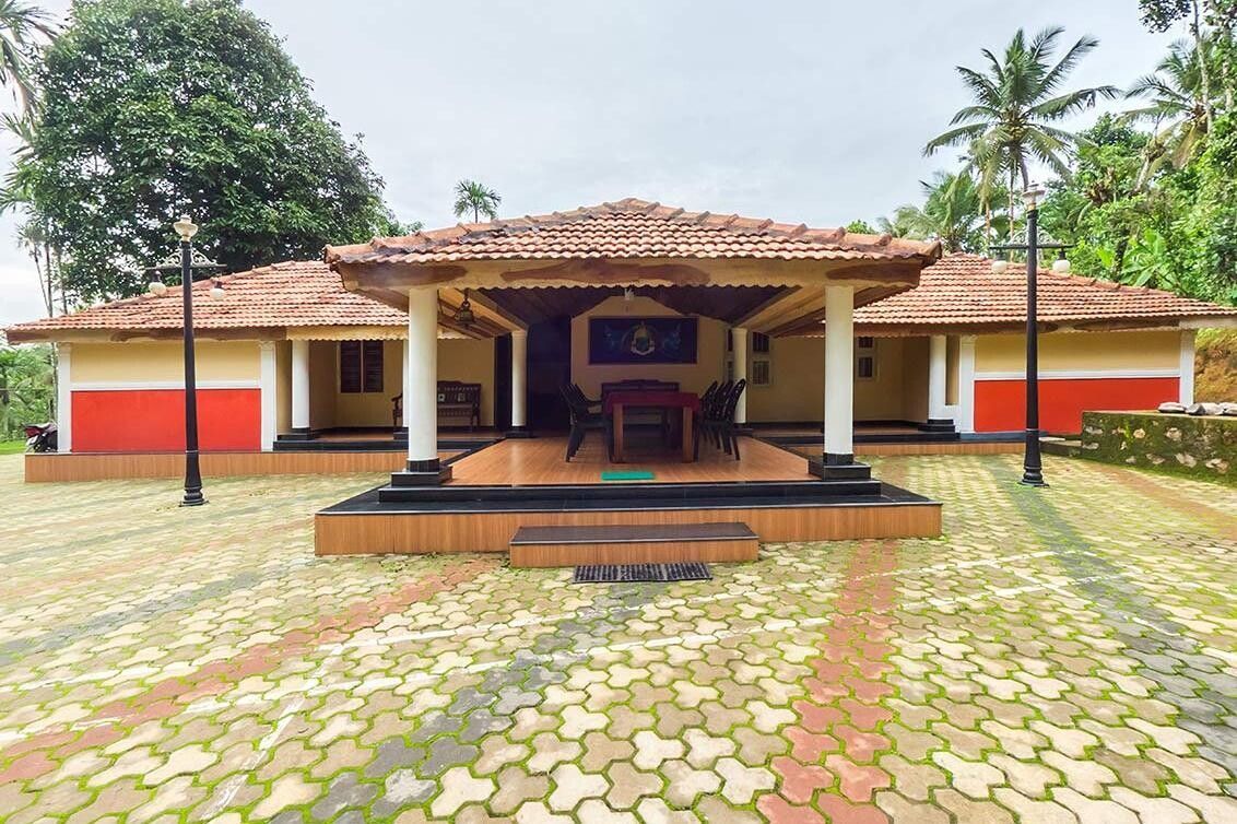 Chandragiri Bungalow by VOYE HOMES