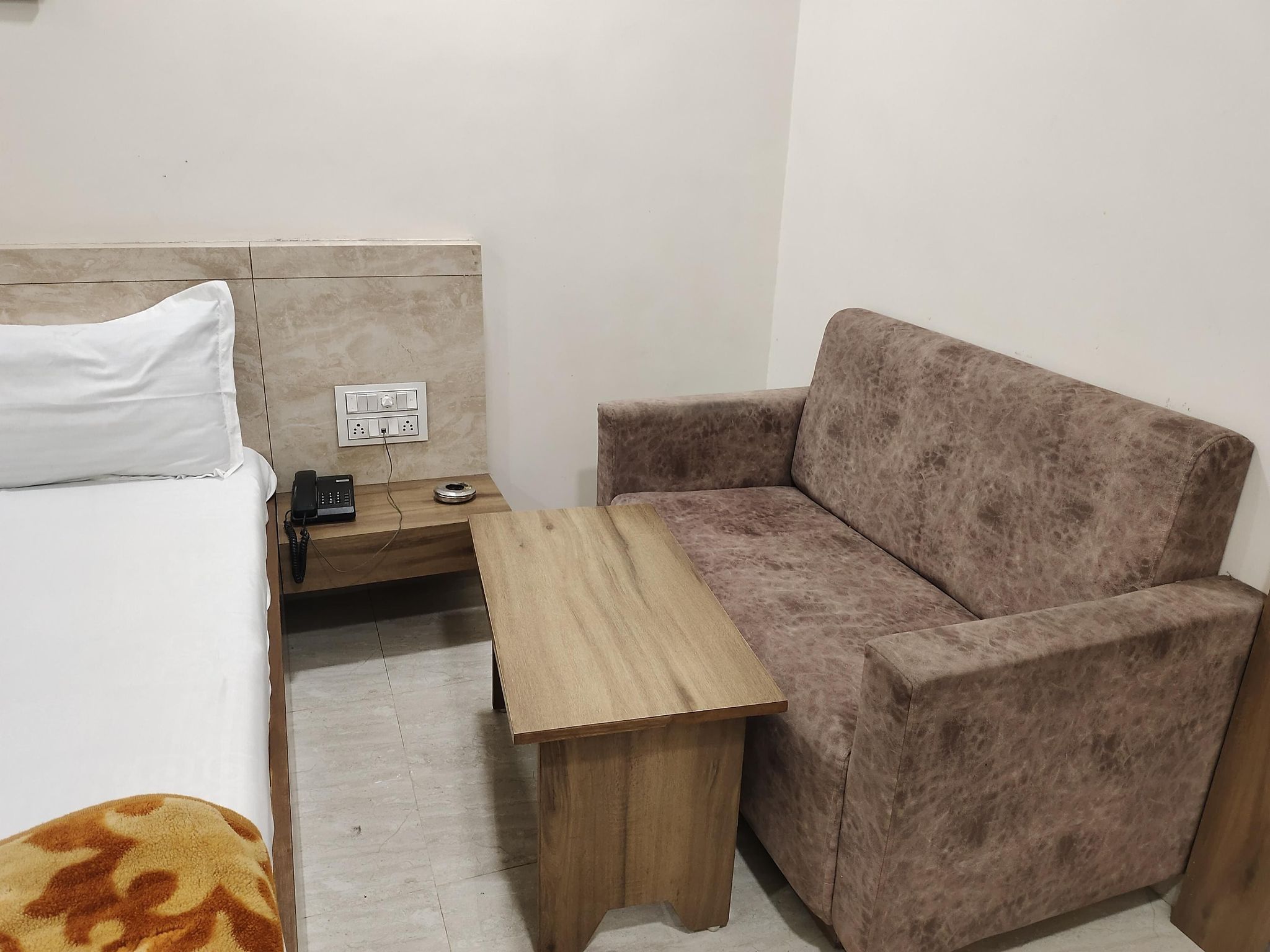 SUPER DELUXE KING AC ROOM