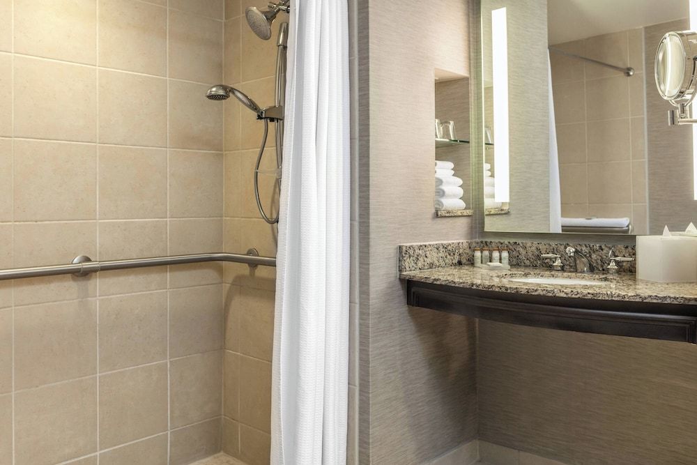 Executive Room, 1 King Bed, Larger, Courtyard View (Mobility/Hearing Access, Roll-In Shwr)