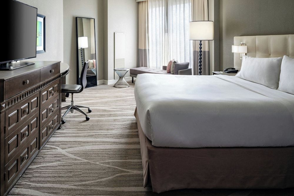 Executive Room, 1 King Bed, Larger, Courtyard View (Mobility/Hearing Access, Roll-In Shwr)