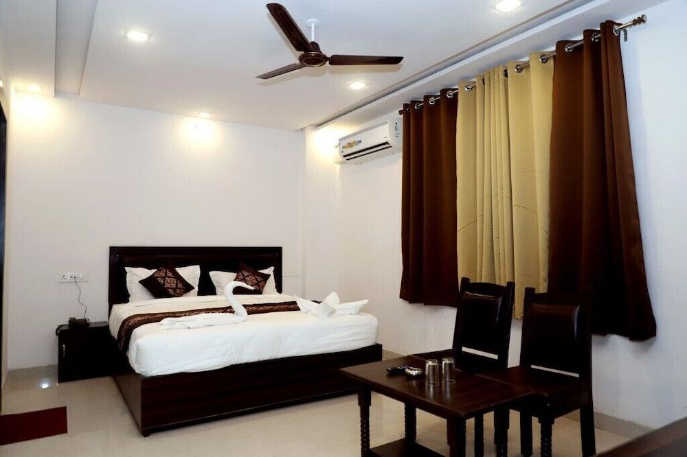 Sunrise Palace Deluxe Room 9