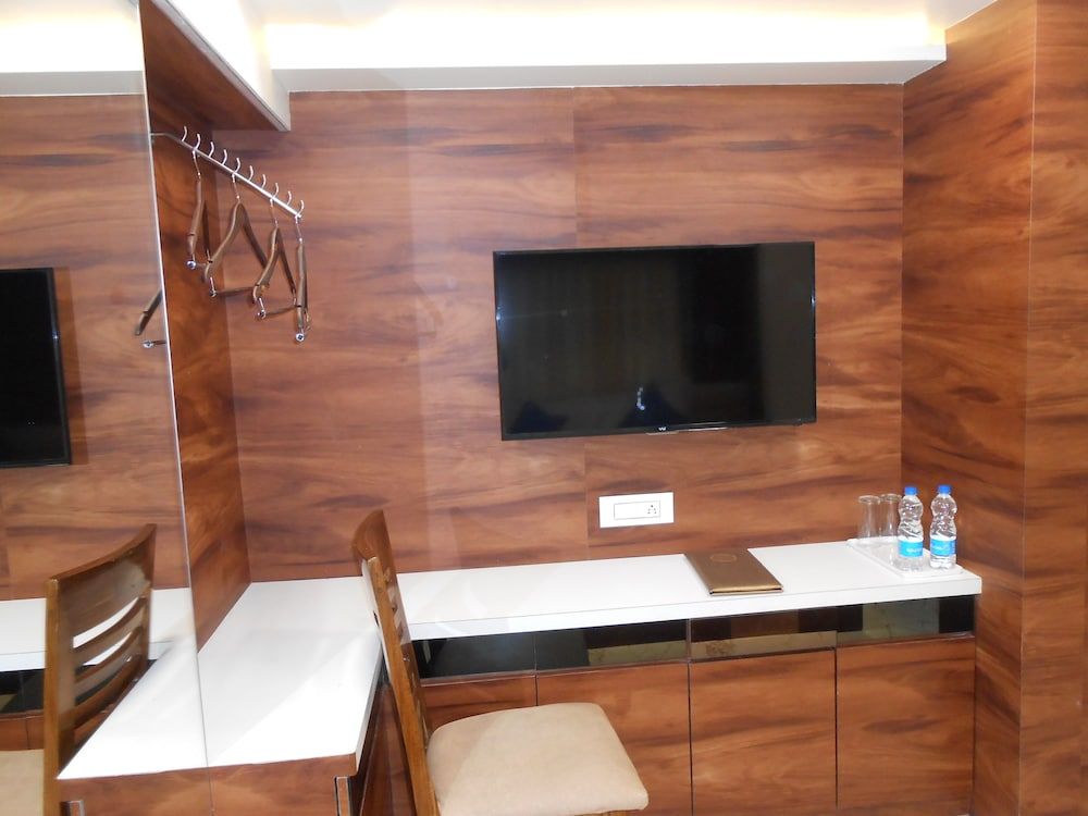 Hotel Radana | Hotel in Vashi Navi Mumbai Deluxe Room 8