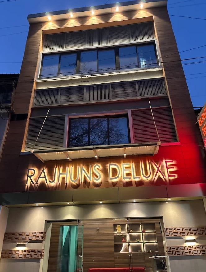 Rajhuns Deluxe Lodging