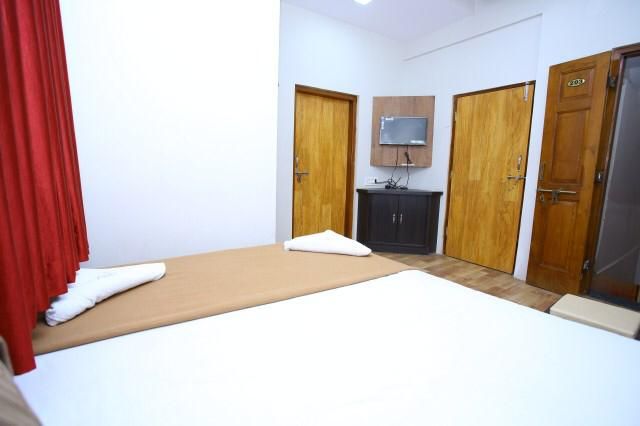 Rajhuns Deluxe Lodging Double Bed Non AC 5