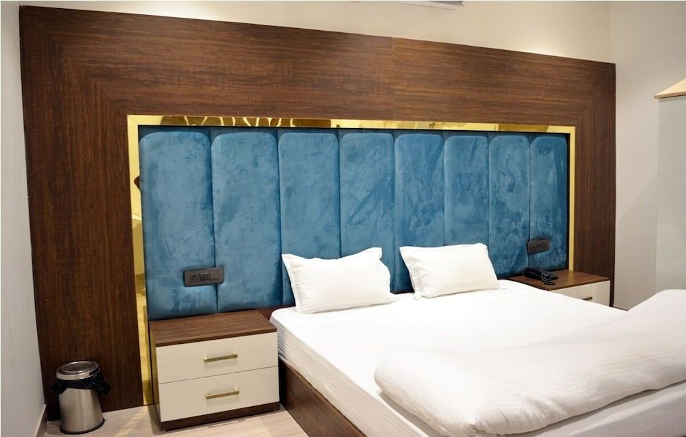 undefined Hotel Silver Ace 4