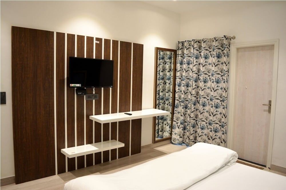 undefined Hotel Silver Ace 5