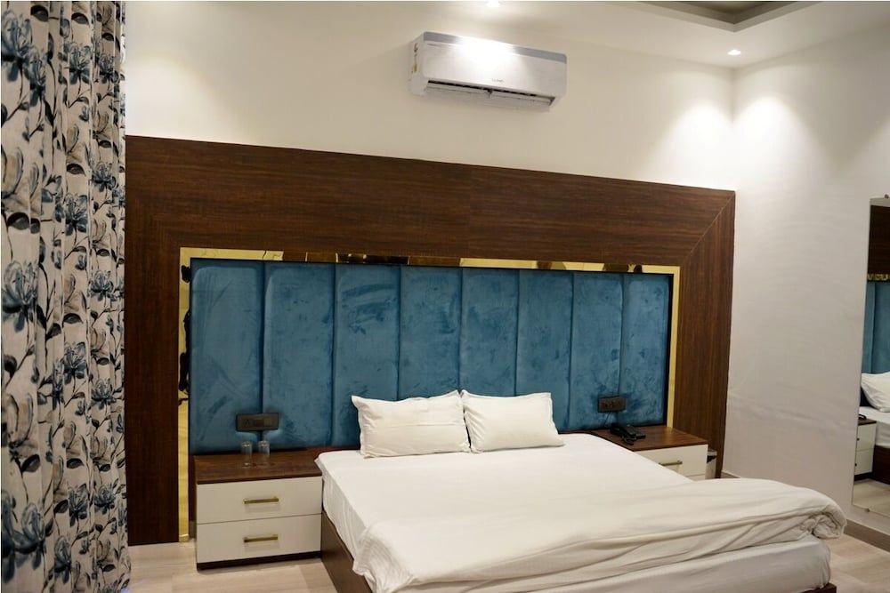 undefined Hotel Silver Ace 7