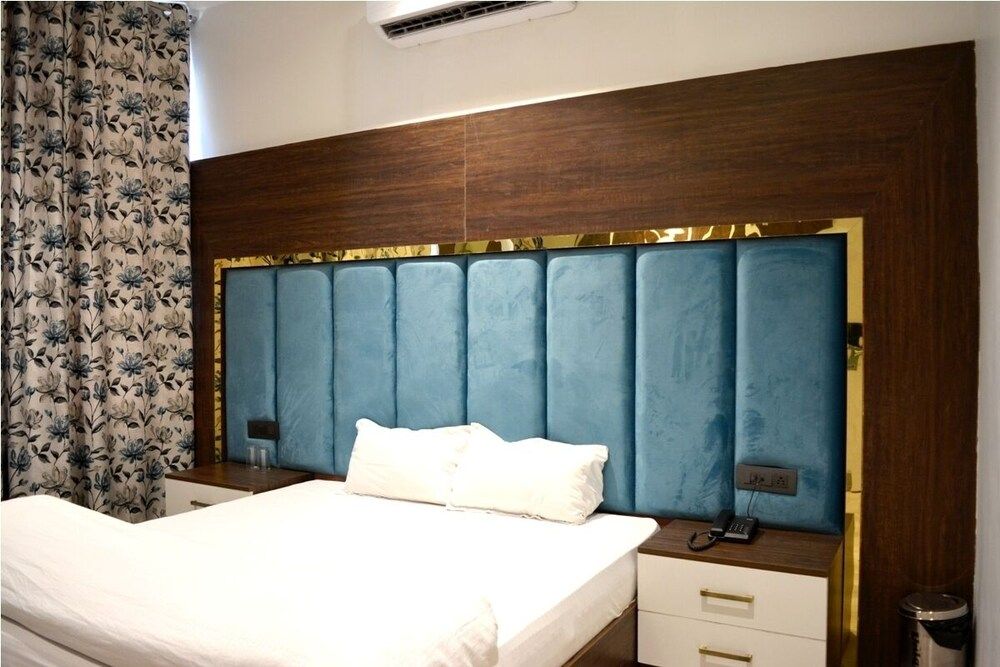 undefined Hotel Silver Ace 6