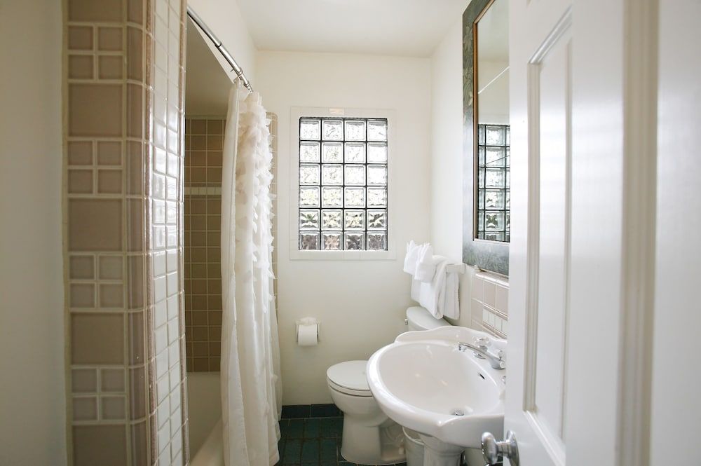 Harbor House Inn Standard Room, 1 Queen Bed (10) 4