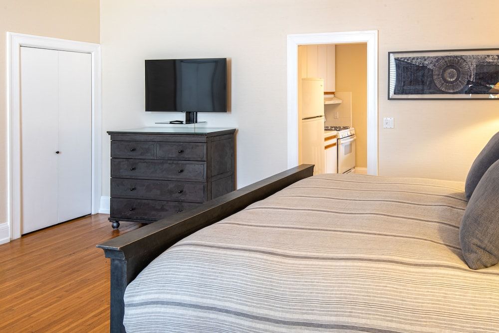 Deluxe Studio, 1 King Bed with Queen Sofabed, Kitchen (118B)