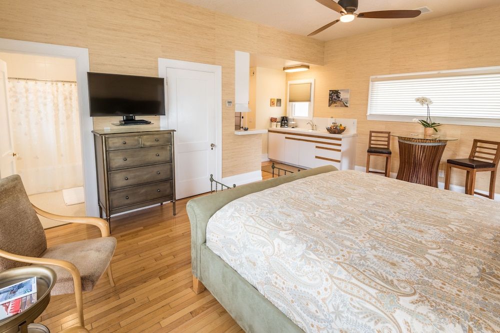 Deluxe King Studio with Kitchen (118A)