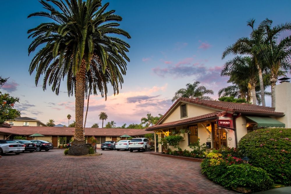 undefined Harbor House Inn 8